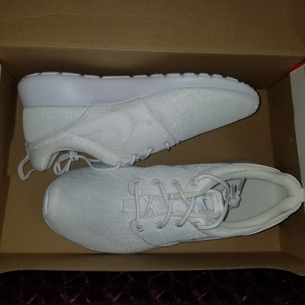 White Nike Roshe One